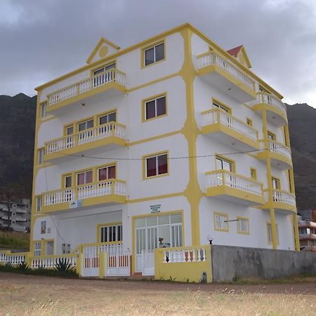 Residencial Trilhas & Montanhas Bed and Breakfast Ponta Do Sol Exterior foto