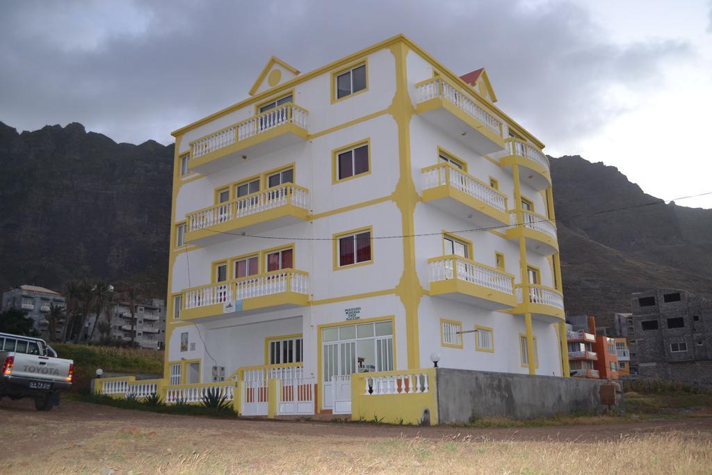 Residencial Trilhas & Montanhas Bed and Breakfast Ponta Do Sol Exterior foto